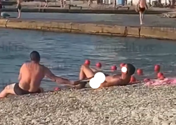 В сеть выложили видео, как в Новороссийске отдыхающие на пляже оголяются при детях и женщинах