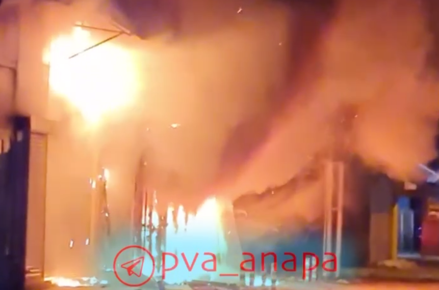 В Анапе на Пионерском проспекте сгорели торговые павильоны площадью 300 кв. м