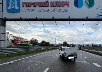 На Кубани ВАЗ врезался в ограждение: пострадали два человека