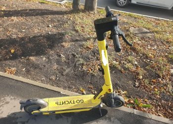 В Краснодаре трамвай сбил 17-летнего подростка на самокате