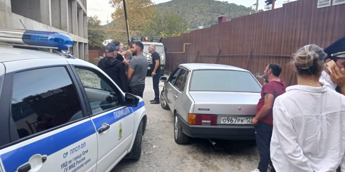 В Сочи жители защищают свой двор от спецтехники с помощью балок с гвоздями