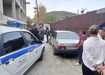 В Сочи жители защищают свой двор от спецтехники с помощью балок с гвоздями