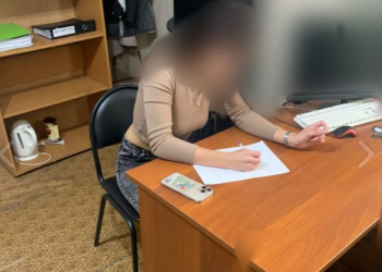 В Новороссийске выписан протокол на блогера, оголившую ягодицы около крейсера «Михаил Кутузов»