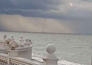 В Сочи над Черным морем сняли мощный смерч