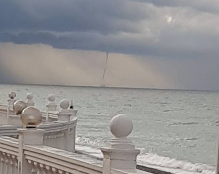 В Сочи над Черным морем сняли мощный смерч