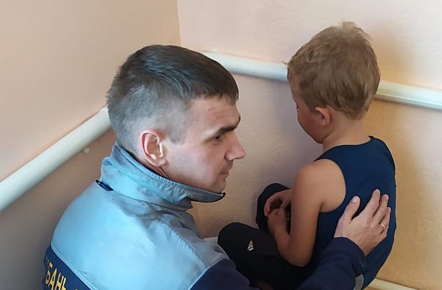 В Анапе спасли ребенка, нога которого застряла между батареей и стеной