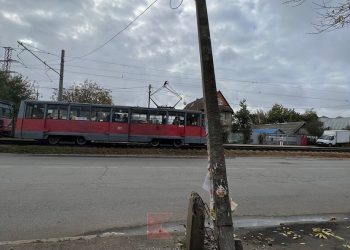 В Краснодаре на улице Трамвайной убрали опасно накренившийся бетонный столб