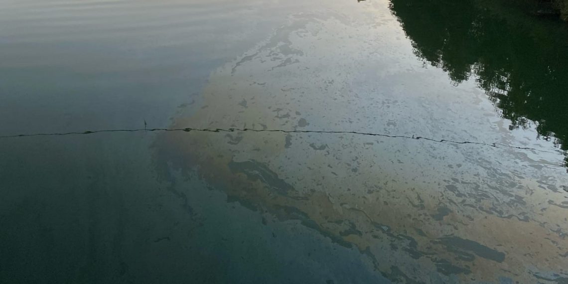 В Туапсе жители пожаловались на нефтепродукты, плывущие по реке в море