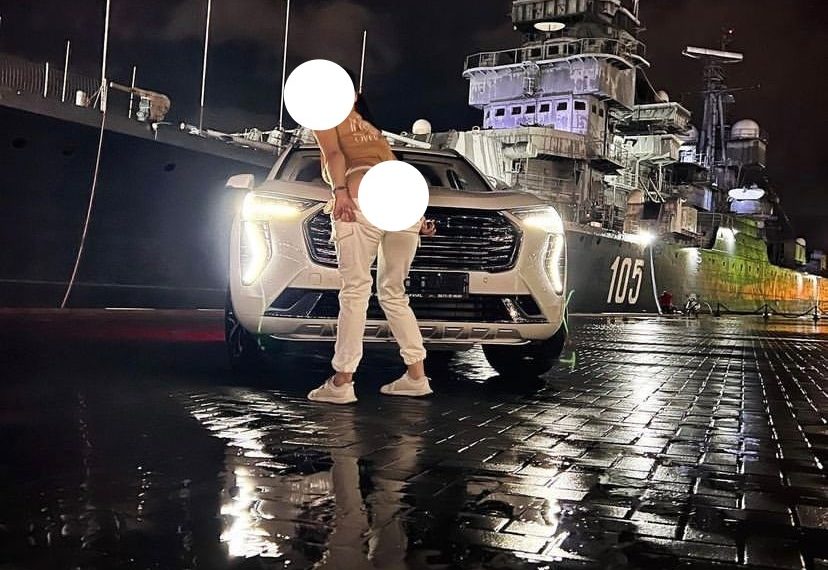 Полиция Новороссийска проводит проверку из-за фото с оголенными ягодицами около Михаила Кутузова