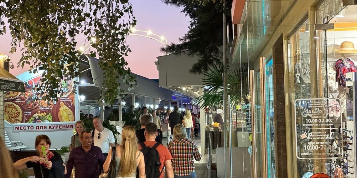 Гуляющие туристы на сочинской набережной удивили россиян