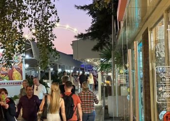 Гуляющие туристы на сочинской набережной удивили россиян