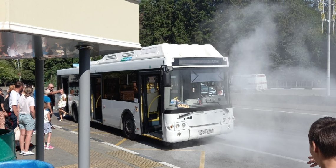 В Сочи пассажирский автобус днем загорелся во время движения