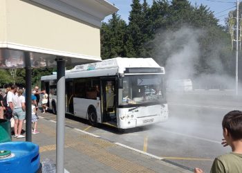 В Сочи пассажирский автобус днем загорелся во время движения