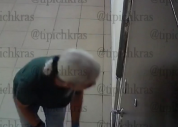 В Краснодаре уборщица подъездов плюет и дует на двери жильцов