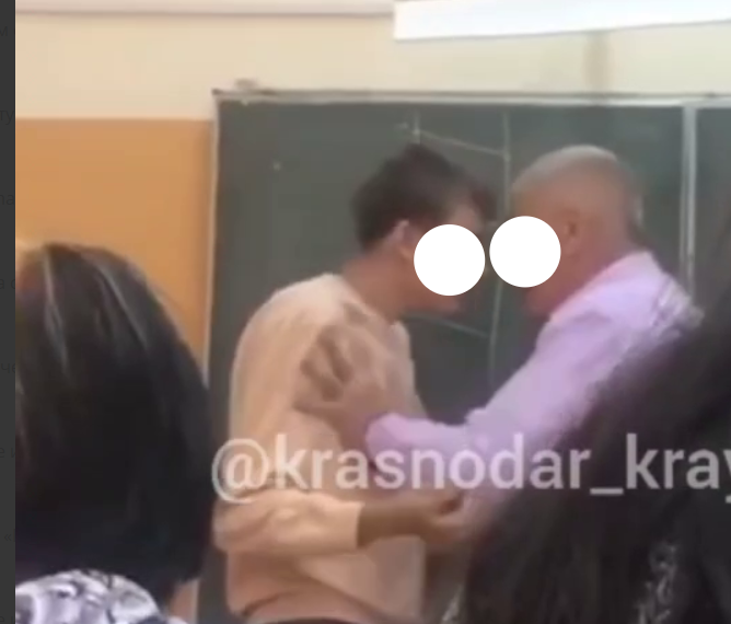 В Краснодаре преподаватель торгово-экономического колледжа толкнул студента у доски