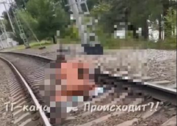В сочинском поселке Уч-Дере сняли влюбленную пару, занявшуюся сексом на железнодорожных путях
