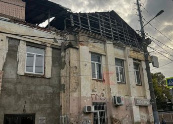 В Краснодаре крыша одного из домов может рухнуть в любой момент