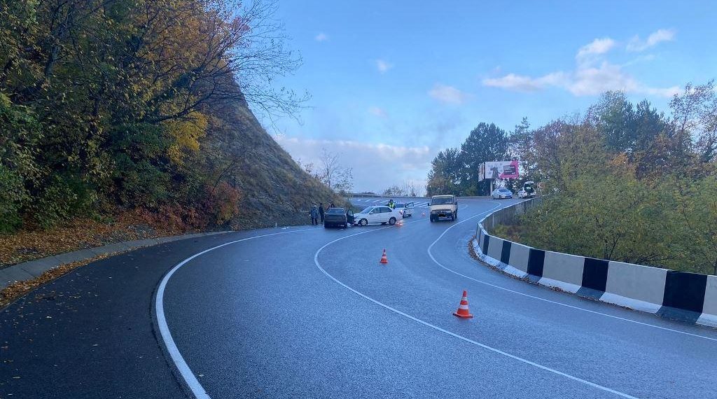 На Кубани столкнулись две иномарки: пострадали четыре человека