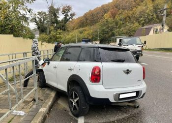 На Кубани иномарка врезалась в ограждение: пострадали три человека