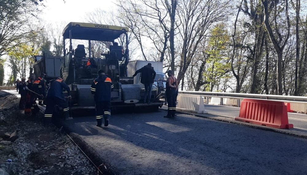 В районе Волконки в Сочи ремонтируют федеральную трассу