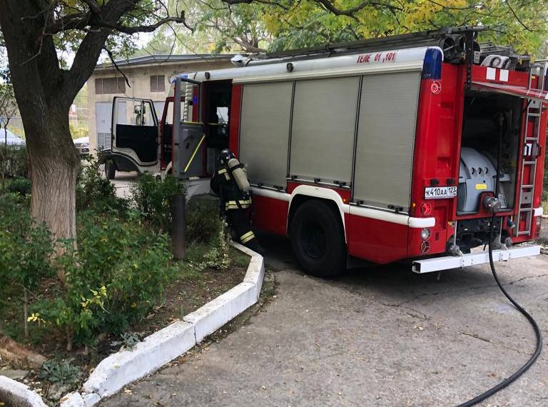 В Краснодаре при пожаре в доме на улице им. В.Д. Артюшкова спасли двух человек, еще 36 эвакуировали