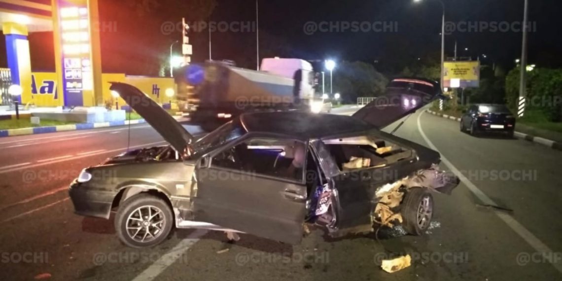В Адлерском районе Сочи «Ауди» едва не разорвал пополам «ВАЗ»