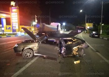 В Адлерском районе Сочи «Ауди» едва не разорвал пополам «ВАЗ»