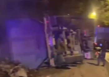 В Сочи на дороге А-147 перевернулся тонар с горючим