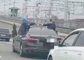 В Сочи водитель возил пассажиров, сидящих на дверях авто