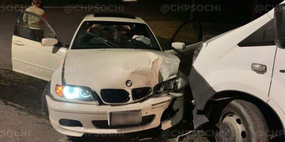 В Сочи «BMW» влетел в припаркованную «Газель»