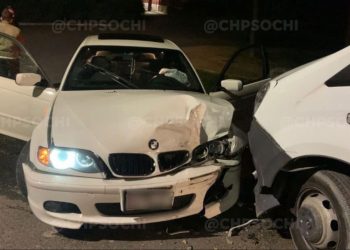 В Сочи «BMW» влетел в припаркованную «Газель»