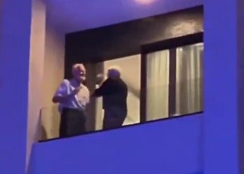 В Сочи сняли на видео танцующую на балконе влюбленную пару пенсионеров