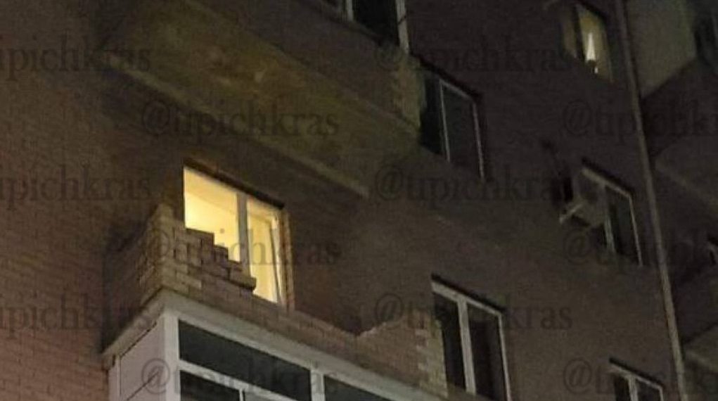 В Краснодаре обрушился балкон с двумя людьми