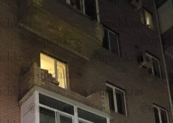 В Краснодаре обрушился балкон с двумя людьми