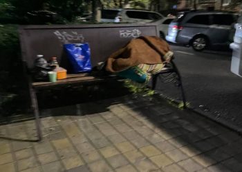 В Сочи сняли бабушку, спящую около бани на скамейке