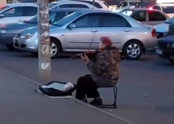 Краснодарским пенсионерам пришлось заиграть на скрипке, чтобы прокормить себя