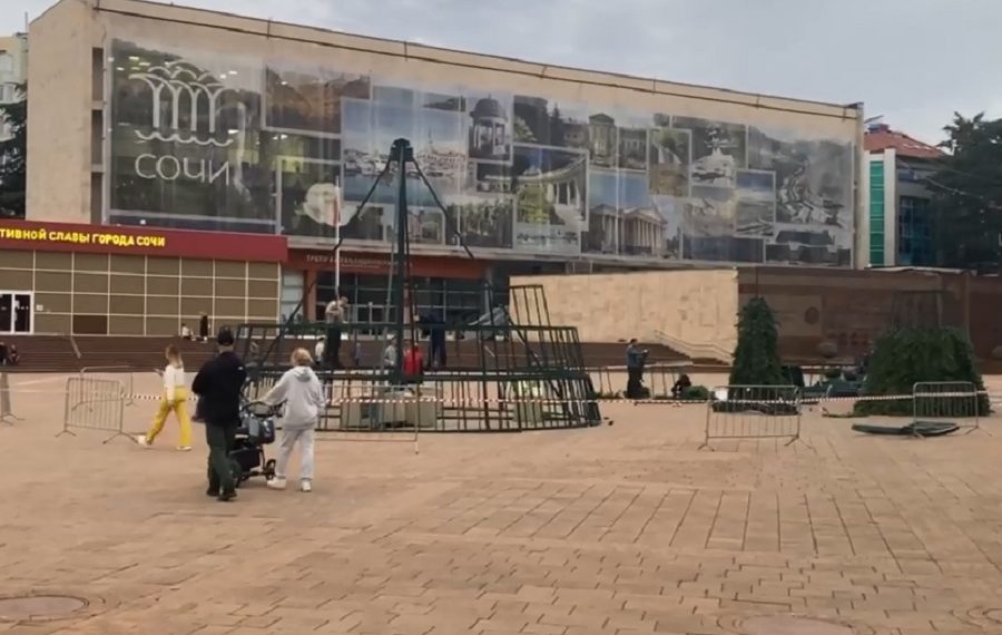 В Сочи начали устанавливать главную елку