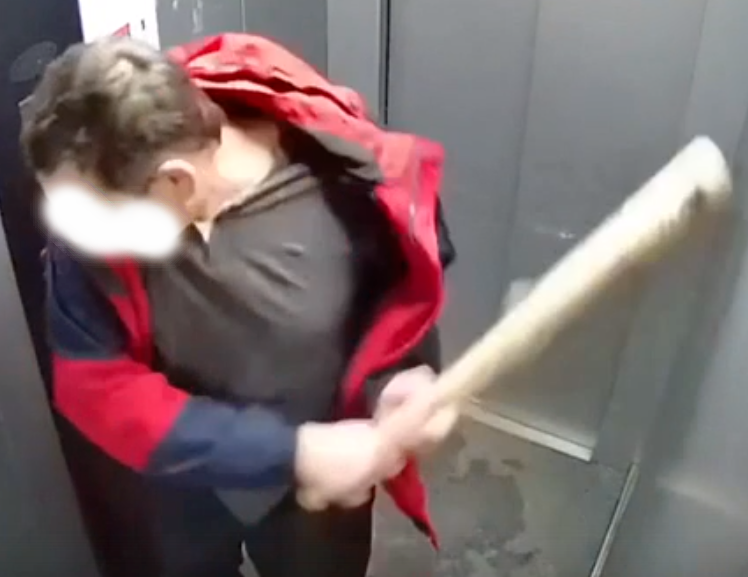 Пьяный полуголый россиянин избил жену в лифте и попал на видео: Общество: Россия: optnp.ru