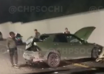 В Хостинском районе Сочи легковой автомобиль снес несколько метров «золотой» облицовки