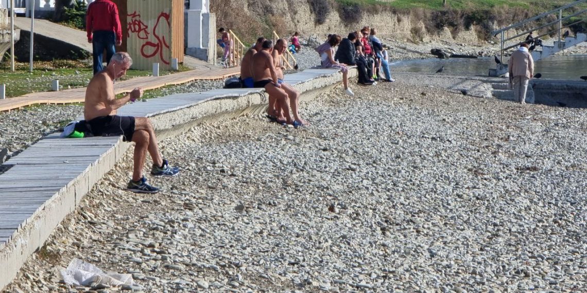 В Сочи в ноябре отдыхающие демонстрируют свои прелести на нудистских пляжах