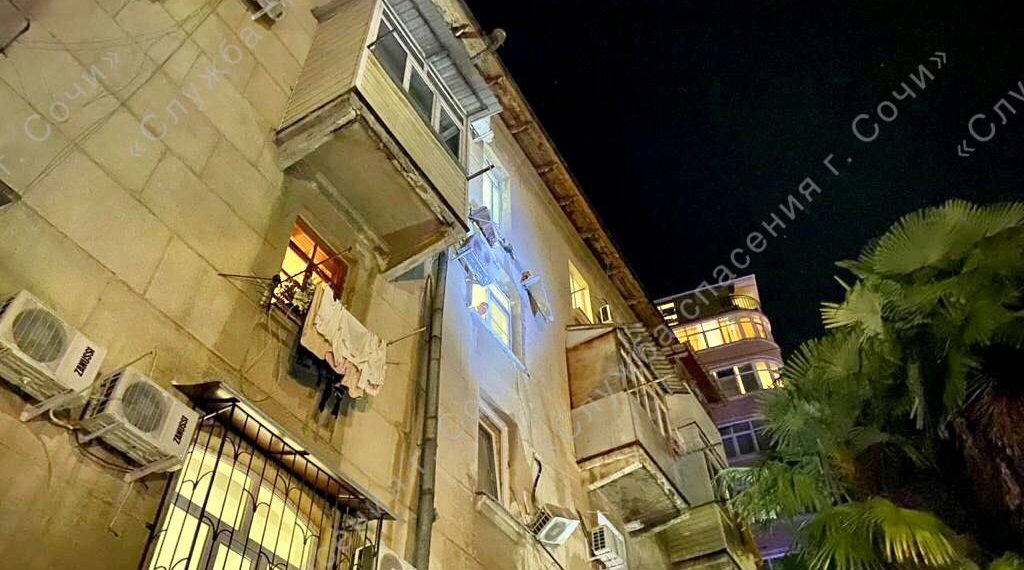 Спасатели выложили в Сеть ранее неопубликованные кадры с места обрушения балкона в Сочи