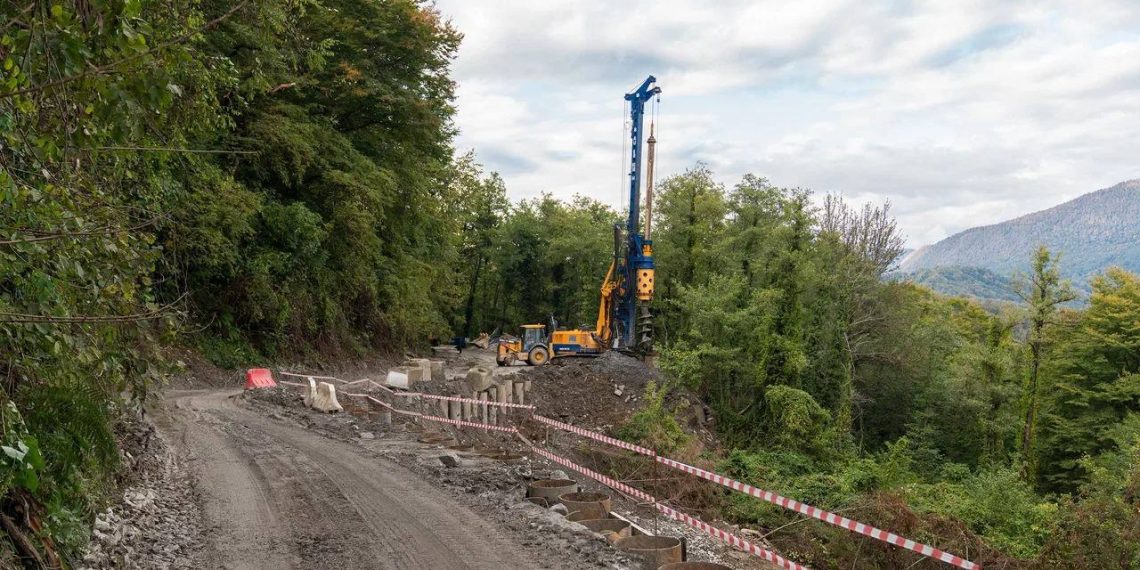 В Сочи отремонтировали три оползневых участках дорог