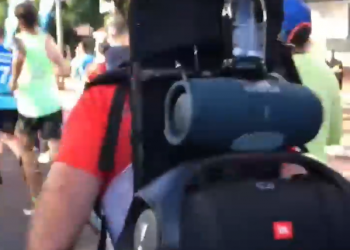 «Подожди — дожди — дожди»: участников марафона в Сочи поддержал человек-колонка