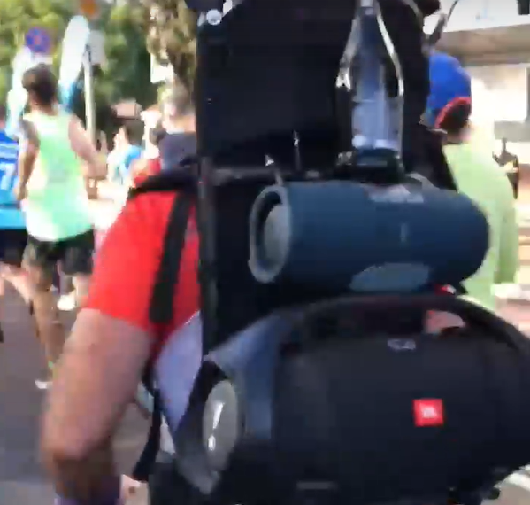 «Подожди — дожди — дожди»: участников марафона в Сочи поддержал человек-колонка