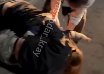 В Краснодаре сняли на видео эпичную драку между парнем и девушкой