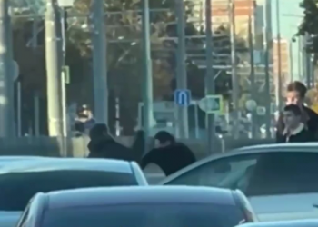 В Краснодаре эпичную драку двух водителей на проезжей части сняли на видео