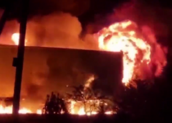 На Кубани у станицы Воронежской после ДТП загорелась фура, груженая алкоголем