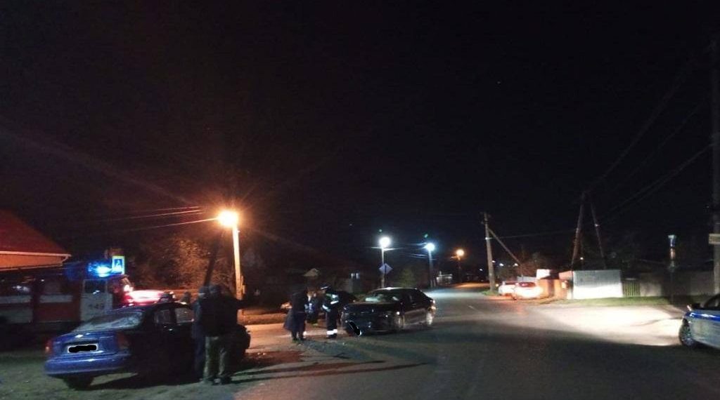 На Кубани столкнулись две иномарки: пострадали два человека