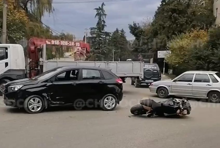 В Сочи «Лада» сбила мотоциклиста