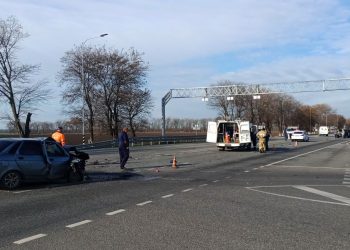 На Кубани столкнулись три авто: есть пострадавшие
